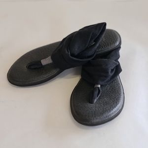 Ladies‎ black Sanuk yoga sandals size 6 shoes